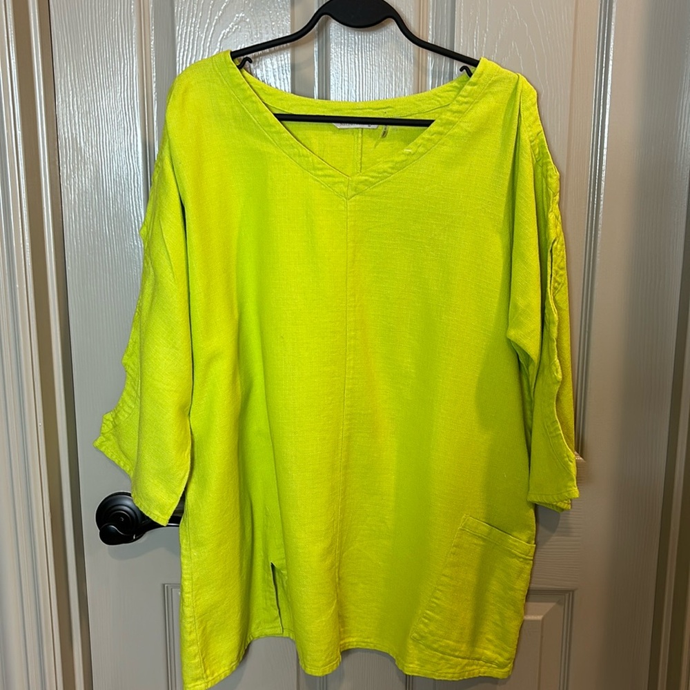 Soft Surroundings top 3/4 dolman sleeve w/fun cutouts, lime-colored EUC Sz Med